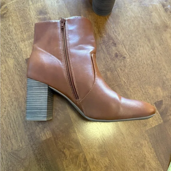 Old Navy EUC Faux Leather Block Heel Ankle Boots | Size 9 | Color Cognac Brown - Picture 4 of 7